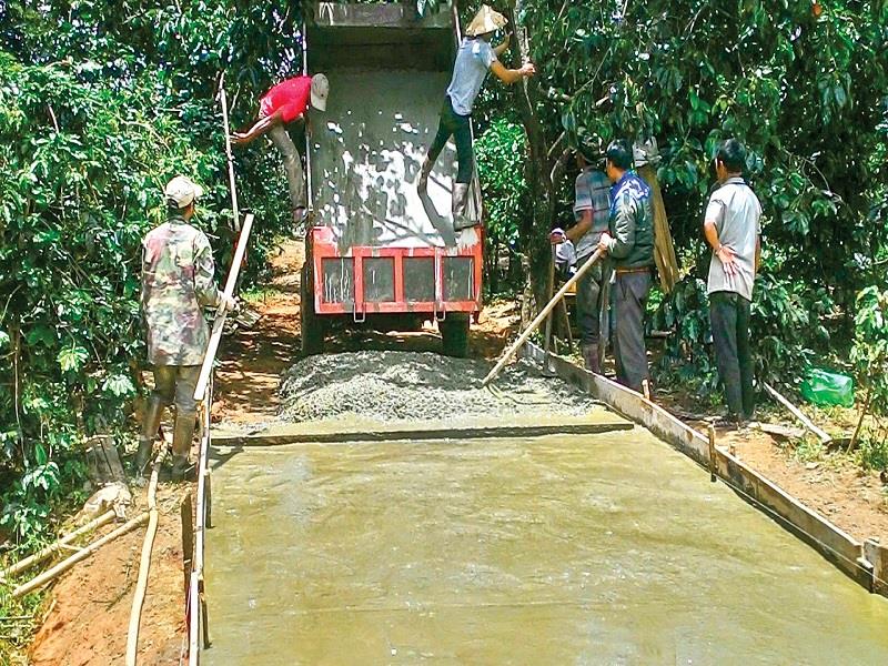 Hưởng ứng Phong trào thi đua “Cả nước chung sức xây dựng nông thôn mới”, người dân góp sức xây dựng nhiều tuyến đường giao thông nông thôn