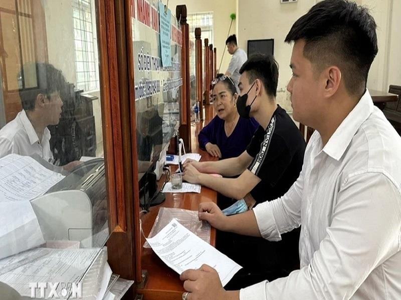 Người dân thực hiện thủ tục hành chính