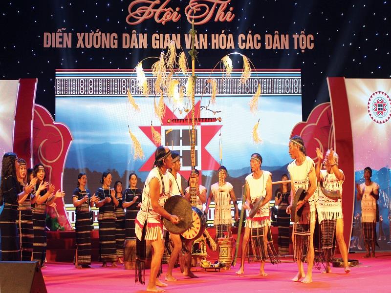 Rộn ràng cồng chiêng hòa cùng vũ điệu xoang trong Lễ hội Mừng lúa mới