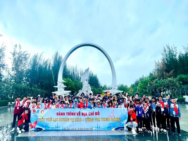 Các đại biểu Cháu ngoan Bác Hồ huyện Lạc Dương tại Đại hội lần thứ 18 năm 2025 tham gia hành trình về địa chỉ đỏ Khu tưởng niệm chiến sĩ Gạc Ma