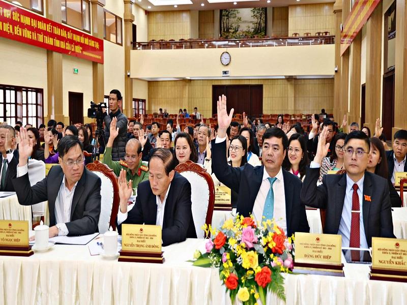 Đại biểu HĐND biểu quyết thông qua các nghị quyết tại Kỳ họp thứ 22, HĐND tỉnh khoá X, nhiệm kỳ 2021-2026. Ảnh: Chính Thành