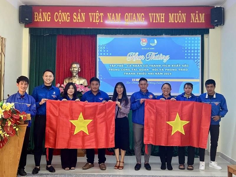 Huyện đoàn Lạc Dương trao tặng cờ Tổ quốc” cho các Đoàn xã, thị trấn để thực hiện công trình thanh niên Tuyến đường cờ Tổ quốc