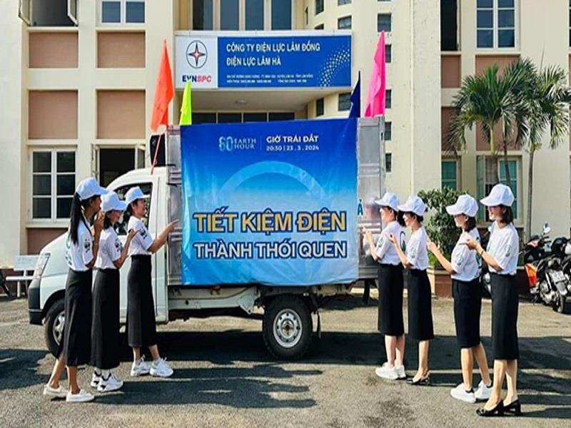 Công ty Điện lực Lâm Đồng trong một hoạt động tuyên truyên hưởng ứng Giờ Trái đất