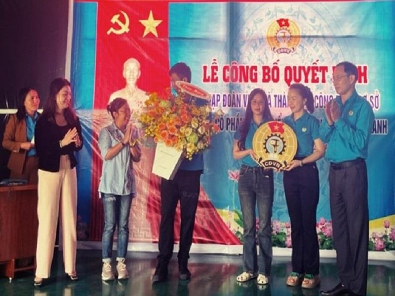 Ông Thân Trọng Toản - Chủ tịch Liên đoàn Lao động huyện Lạc Dương (Lâm Đồng) trao tặng Huy hiệu CĐVN cho Công đoàn cơ sở. Ảnh: Đức Thiệm