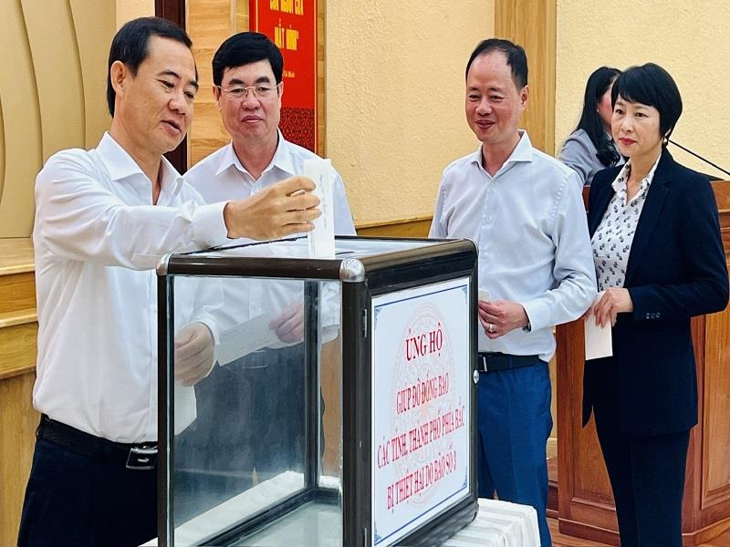 Các đồng chí lãnh đạo tỉnh trực tiếp ủng hộ đồng bào miền Bắc bị thiệt hại do bão, lũ