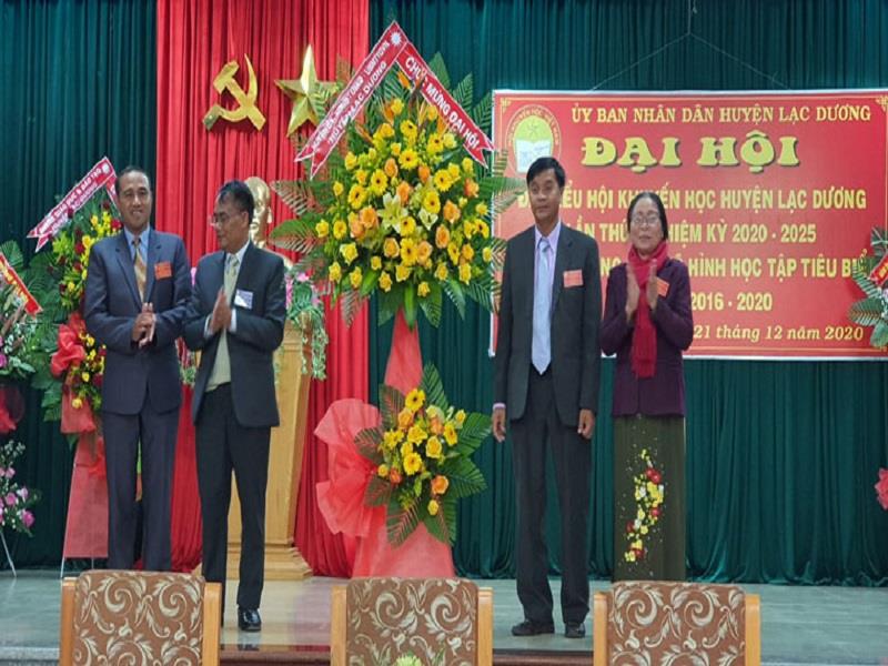 Đồng chí Ya Tiong - Phó Bí thư Thường trực Huyện ủy (thứ 2 trái ảnh) trao tặng lẵng hoa của Huyện ủy - HĐND - UBND - Ủy ban MTTQ Việt Nam huyện chúc mừng Đại hội