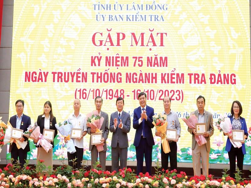 Trao Kỷ niệm chương Vì sự nghiệp Kiểm tra Đảng