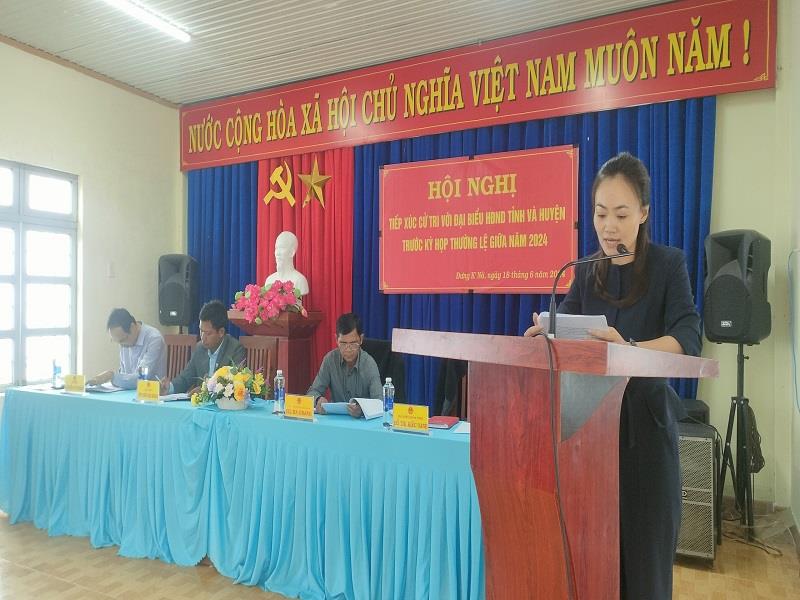 Bà Hồ Thị Kiều Oanh - Phó Giám đốc Khu du lịch Lang Biang, đại biểu HĐND tỉnh báo cáo các nội dung liên quan tại buổi tiếp xúc