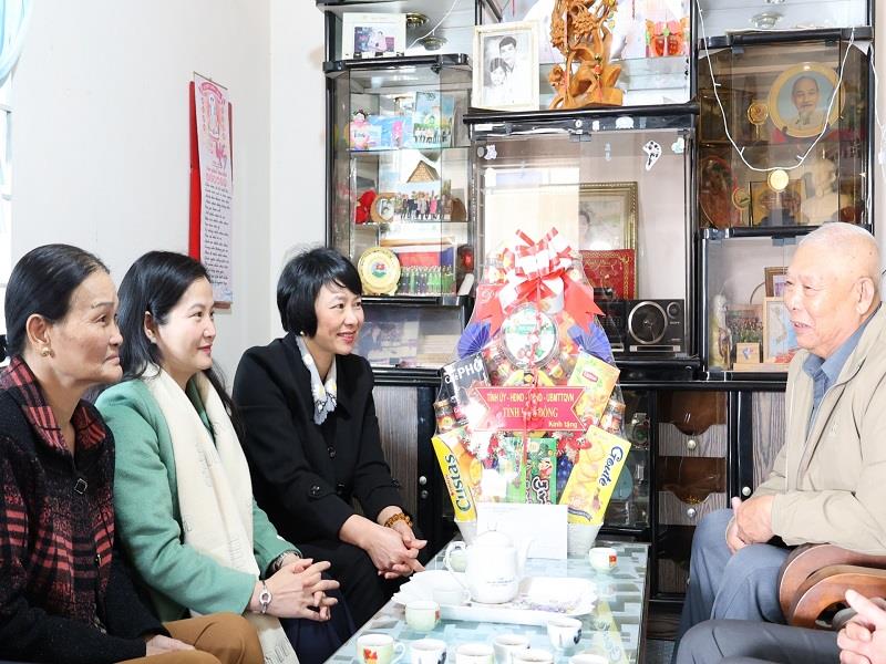 Đồng chí Phạm Thị Phúc - Phó Bí thư Thường trực Tỉnh ủy, Chủ tịch HĐND tỉnh ân cần thăm hỏi sức khỏe thương binh Trần Văn Phước