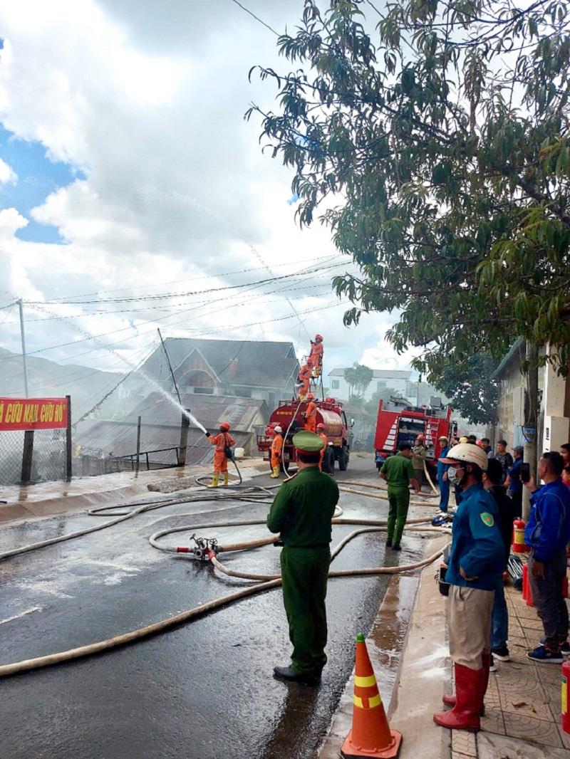 Thực tập phương án chữa cháy và CNCH tại khu dân cư trên địa bàn huyện Lạc Dương