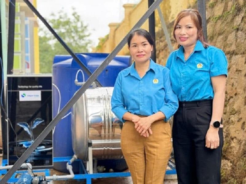 Giáo viên Trường Mầm non Đạ Nhim, huyện Lạc Dương phấn khởi đón nhận hệ thống lọc nước tinh khiết vừa được lắp đặt tại trường. Ảnh: N.LOAN