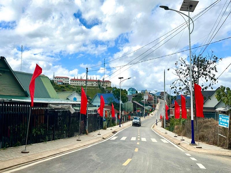 Con đường Liêng Bông được mở rộng một phần nhờ vào sự tự nguyện hiến đất làm đường của người dân