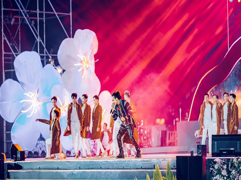 Ca sĩ Dagout Đoát biểu diễn trong Chương trình khai mạc Festival Hoa 2021