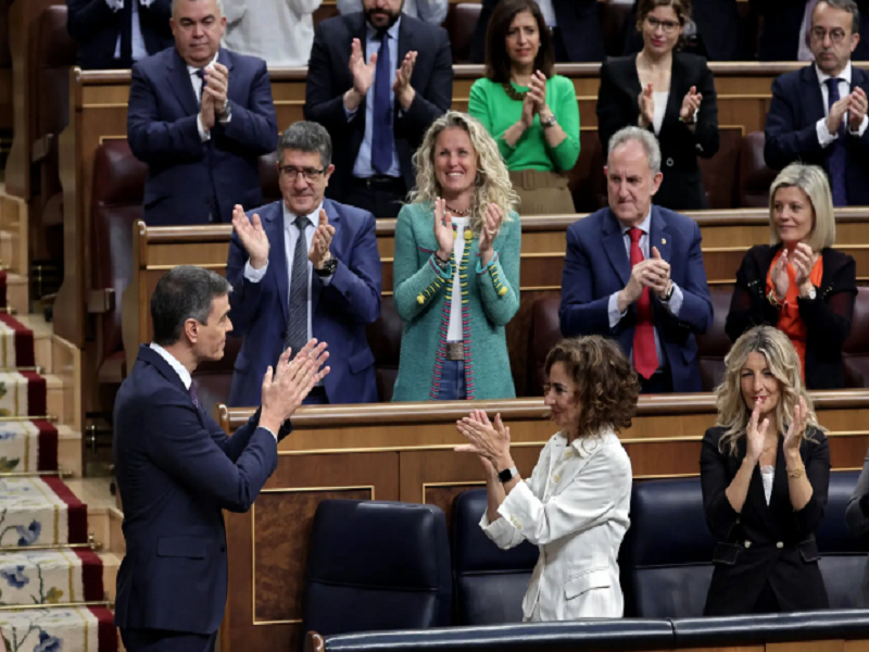 Các nghị sĩ đứng dậy vỗ tay sau khi Thủ tướng Pedro Sanchez có bài phát biểu thông báo Tây Ban Nha sẽ công nhận Nhà nước Palestine. (Ảnh: Getty Images)