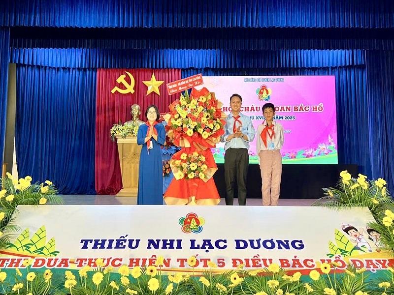 Đồng chí Trịnh Thị Loan - Phó Chủ tịch Hội đồng Đội tỉnh Lâm Đồng tặng hoa chúc mừng Đại hội
