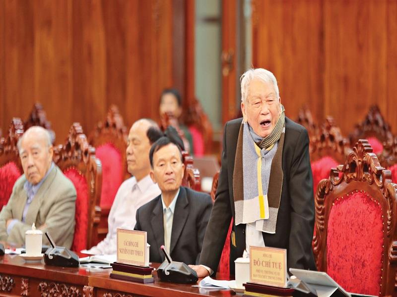Cụ Nguyễn Xuân Khanh nêu ý kiến về công tác tự phê bình và phê bình trong đội ngũ cán bộ, đảng viên