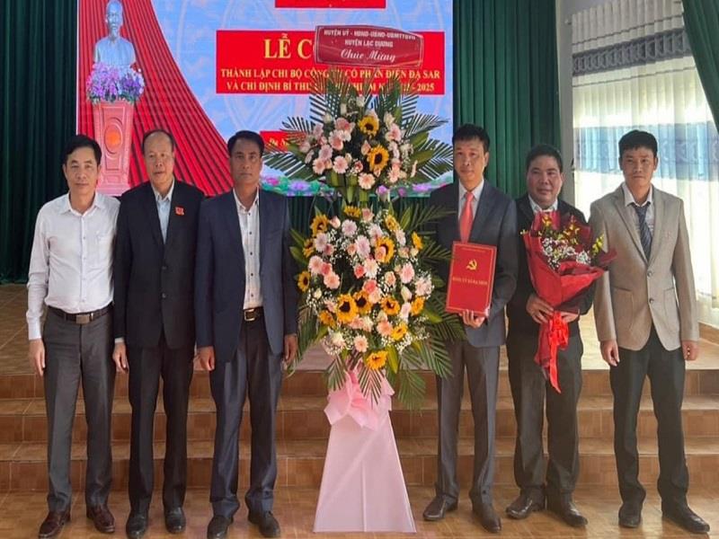 Đại diện lãnh đạo Huyện ủy Lạc Dương chúc mừng thành lập Chi bộ Công ty Cổ phần Điện Đạ Sar - đây là chi bộ trong doanh nghiệp không có vốn nhà nước đầu tiên của huyện