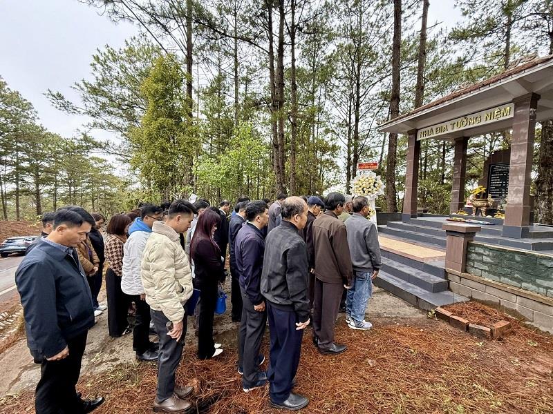 Ngành y tế Lâm Đồng về nguồn viếng Nhà bia tưởng niệm liệt sĩ của ngành tại khu vực Cổng Trời (xã Lát, Lạc Dương)