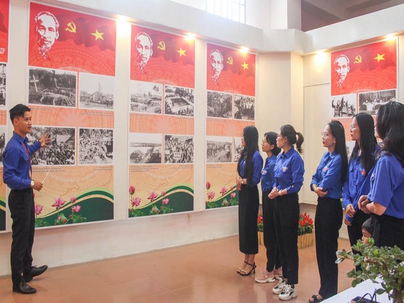 Đoàn viên, thanh niên Chi đoàn Bảo tàng - Thư viện sinh hoạt chính trị tìm hiểu những chặng đường vẻ vang của dân tộc trong không gian triển lãm