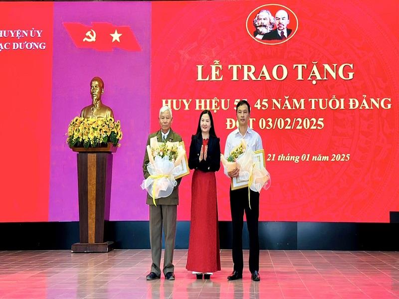 Đồng chí Trần Thị Chúc Quỳnh - Bí thư Huyện ủy Lạc Dương trao Huy hiệu Đảng cho đảng viên 55 năm tuổi Đảng