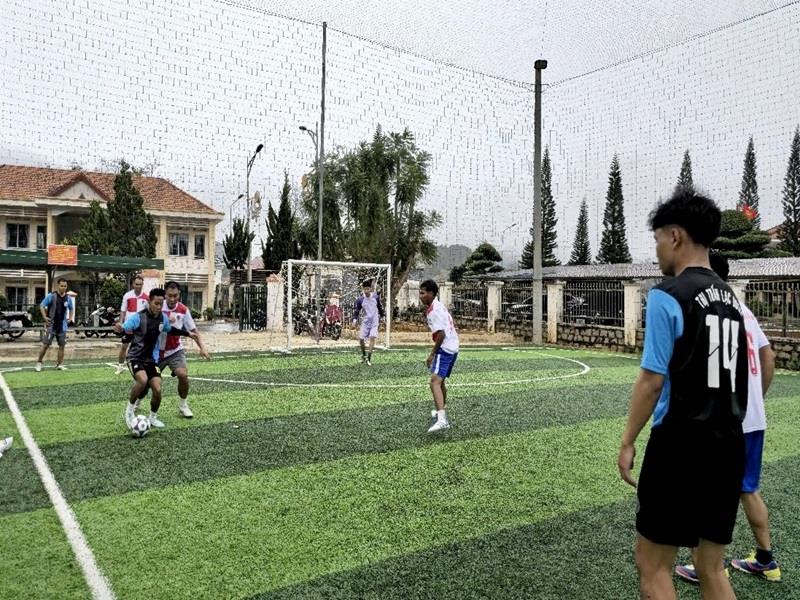 Thi đấu môn bóng đá mini nam