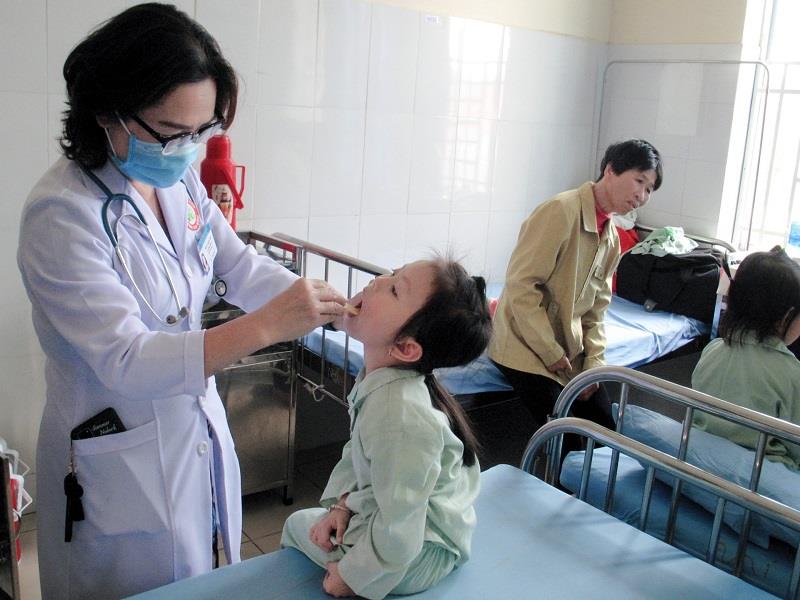 Bác sĩ Bệnh viện Đa khoa Lâm Đồng khám điều trị cho trẻ em mắc bệnh tay chân miệng