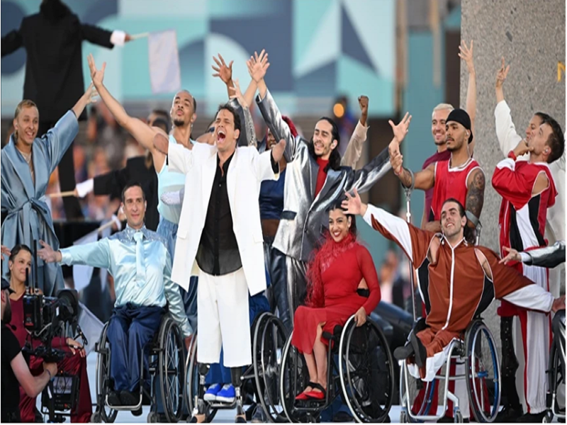 Ca sỹ và vũ công biểu diễn trong lễ khai mạc Paralympic Paris 2024. (Nguồn: AA)
