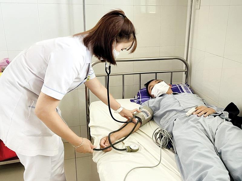 Theo dõi điều trị bệnh nhân sốt xuất huyết tại Trung tâm Y tế huyện Đơn Dương