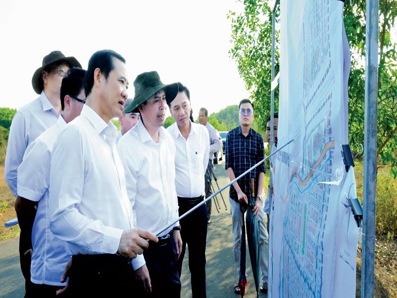 Quyền Bí thư Tỉnh ủy Nguyễn Thái Học kiểm tra khu tái định cư phục vụ Dự án giải phóng mặt bằng Cao tốc Tân Phú - Bảo Lộc. Ảnh: Hoàng Sa
