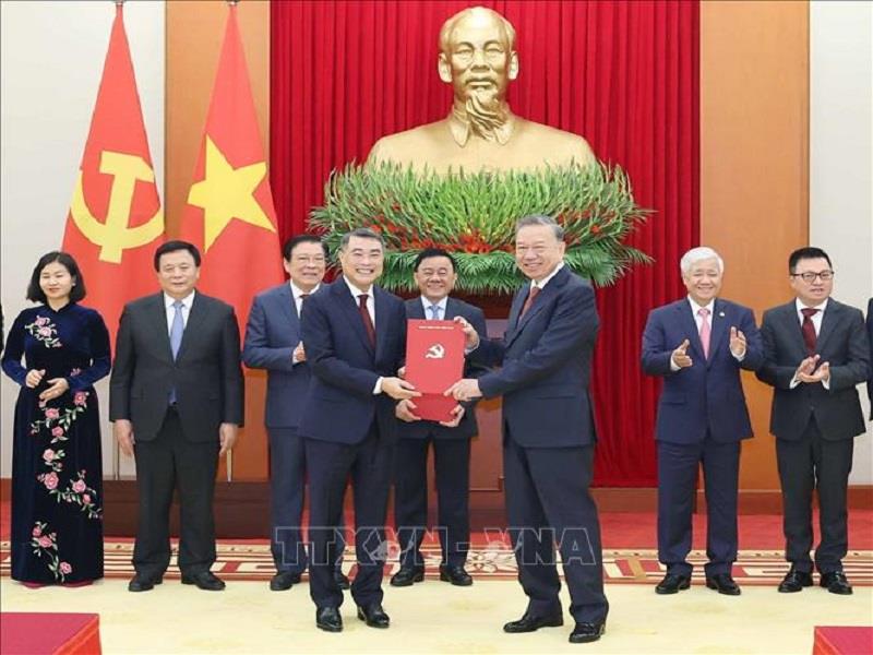 Tổng Bí thư Tô Lâm trao Quyết định của Bộ Chính trị về chức năng, nhiệm vụ của Ban Tổ chức Trung ương cho đồng chí Lê Minh Hưng, Ủy viên Bộ Chính trị, Bí thư Trung ương Đảng, Trưởng Ban Tổ chức Trung ương. Ảnh: Thống Nhất/TTXVN