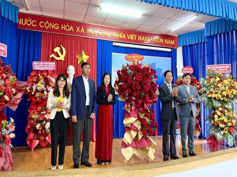 Lãnh đạo huyện Lạc Dương tặng hoa chúc mừng ngành y tế huyện