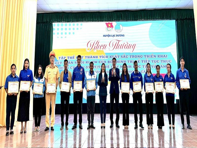 Bí thư Huyện ủy Lạc Dương Trần Thị Chúc Quỳnh và Chủ tịch UBND huyện Bùi Thế trao Giấy chứng nhận cho các tập thể đạt thành tích xuất sắc trong triển khai Kết luận số 01