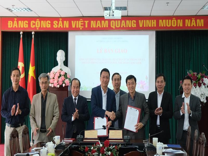 Đại diện lãnh đạo 2 sở tham dự ký kết biên bản bàn giao