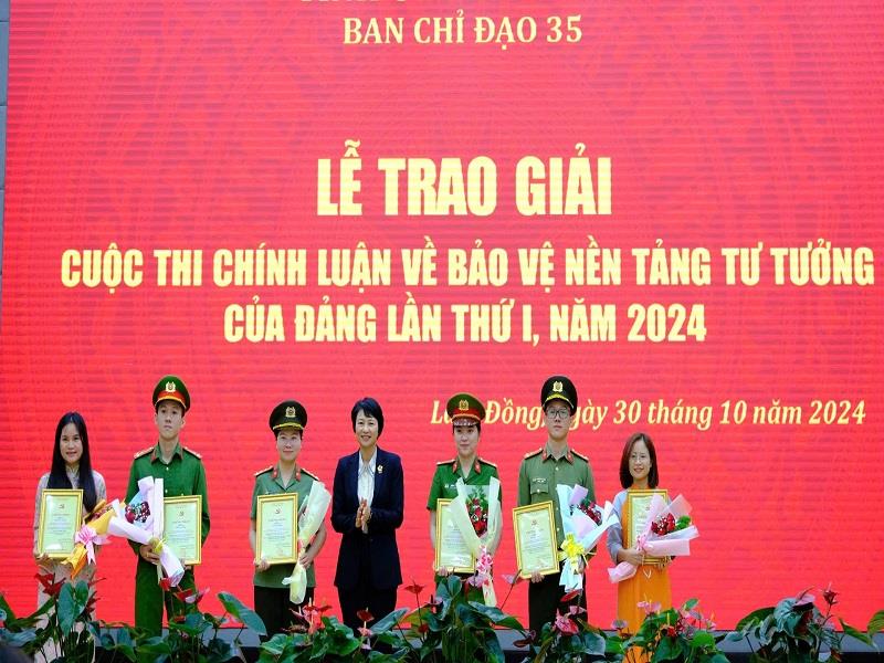 Đồng chí Phạm Thị Phúc - Phó Bí thư Thường trực Tỉnh ủy, Chủ tịch HĐND tỉnh trao giấy chứng nhận cho các tác giả, nhóm tác giả đoạt giải A Cuộc thi chính luận về Bảo vệ nền tảng tư tưởng của Đảng tỉnh Lâm Đồng lần thứ I