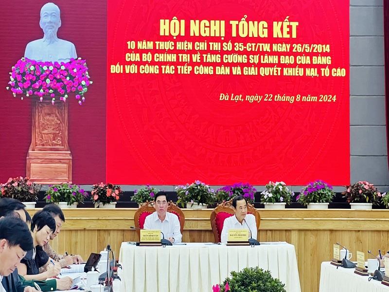 Các đồng chí chủ trì hội nghị
