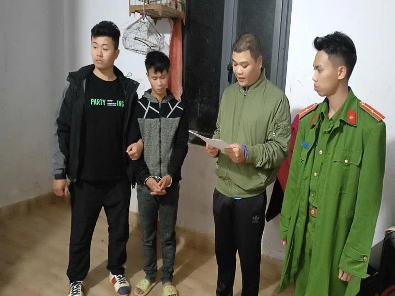 Cơ quan Cảnh sát điều tra Công an huyện Lạc Dương lập biên bản bắt người phạm tội quả tang đối với đối tượng Lê Bá Dần (thứ hai từ trái qua)