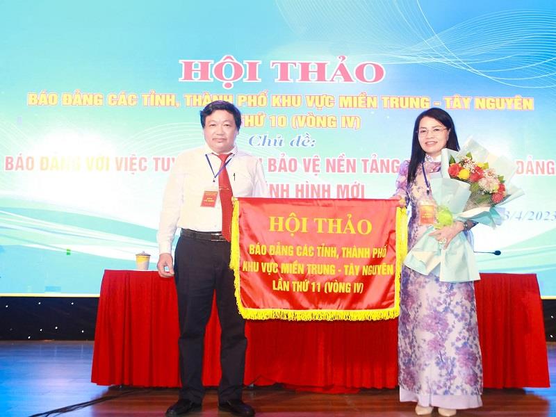Ban Tổ chức trao cờ đăng cai tổ chức Hội thảo lần thứ 11 cho nhà báo Hồ Thị Lan - Tổng Biên tập Báo Lâm Đồng