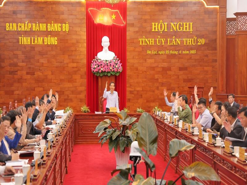 Các đại biểu dự Hội nghị Ban Chấp hành Đảng bộ tỉnh Lâm Đồng biểu quyết thông qua dự thảo đề án vào sáng 25/4