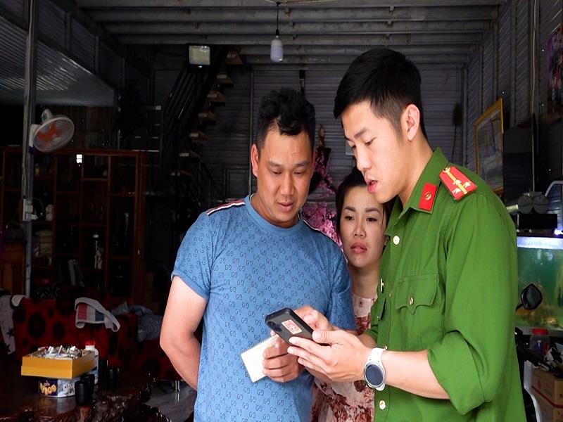 Lực lượng Công an xã tuyên truyền tính năng góp ý dự thảo sửa đổi hiến pháp trên VNeID cho người dân