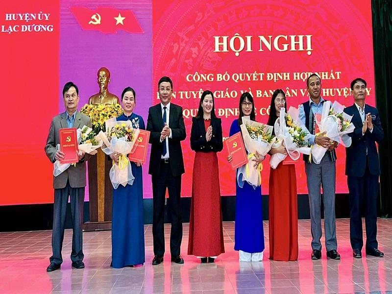 Thường trực Huyện ủy Lạc Dương trao quyết định bổ nhiệm cho các đồng chí Trưởng, Phó Ban Tuyên giáo và Dân vận Huyện ủy