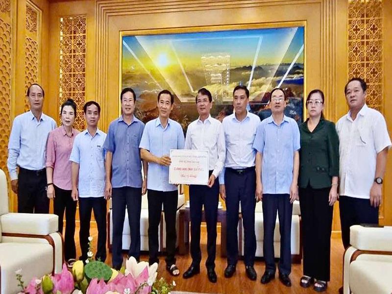 Đồng chí Nguyễn Thái Học - Quyền Bí thư Tỉnh uỷ Lâm Đồng cùng đoàn công tác thăm và trao tặng tỉnh Lào Cai 2 tỷ đồng khắc phục hậu quả thiên tai gây ra