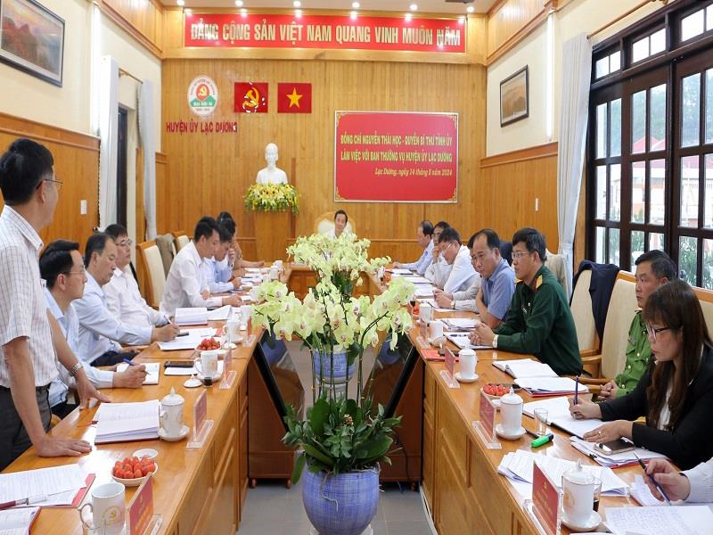 Trong buổi làm việc với huyện Lạc Dương, đồng chí Nguyễn Thái Học - Quyền Bí thư Tỉnh uỷ nhấn mạnh: Huyện uỷ Lạc Dương cần quan tâm, chăm lo, chú trọng nâng cao chất lượng đảng viên, chất lượng tổ chức cơ sở đảng; chăm lo đội ngũ cán bộ vì đây là điều kiện tiên quyết để xây dựng Đảng bộ trong sạch, vững mạnh. Ảnh: T. Hương