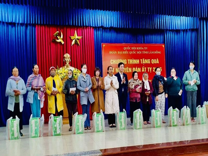 Phó Chủ nhiệm Uỷ ban Xã hội, phụ trách Đoàn ĐBQH Lâm Đồng thăm, tặng quà Tết cho bà con huyện Lạc Dương