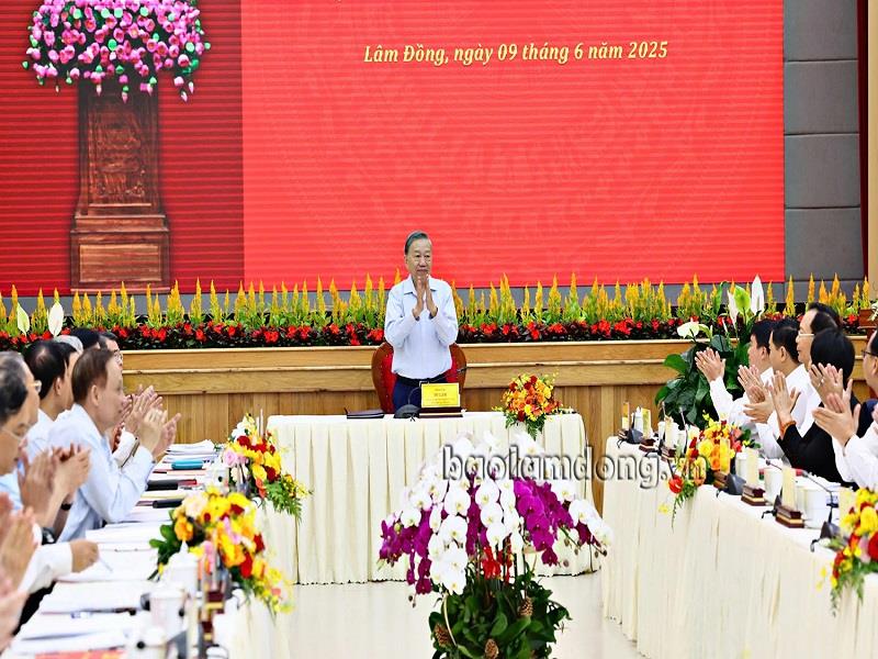 Quang cảnh buổi làm việc