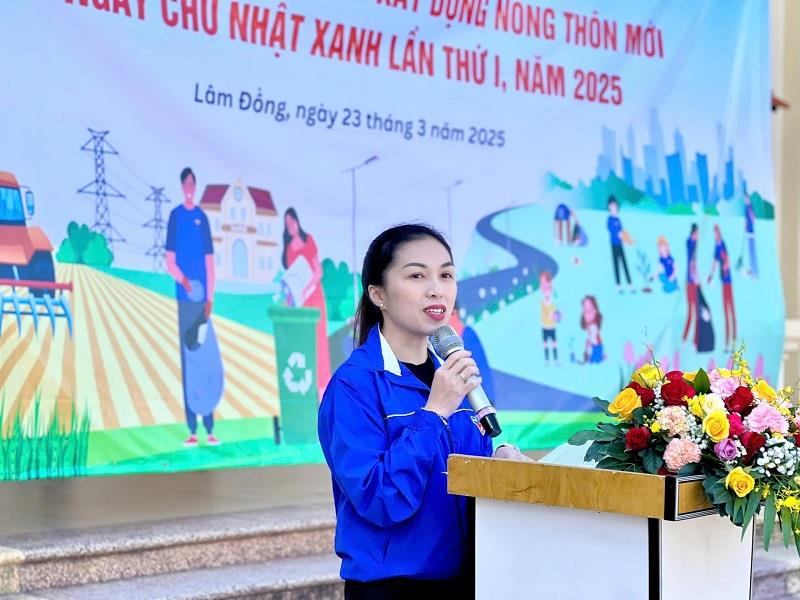 Chị Trần Diệp Mỹ Dung - Phó Bí thư Tỉnh Đoàn, Chủ tịch Hội đồng đội tỉnh phát động ra quân Ngày cao điểm chung tay xây dựng nông thôn mới và Ngày Chủ nhật xanh