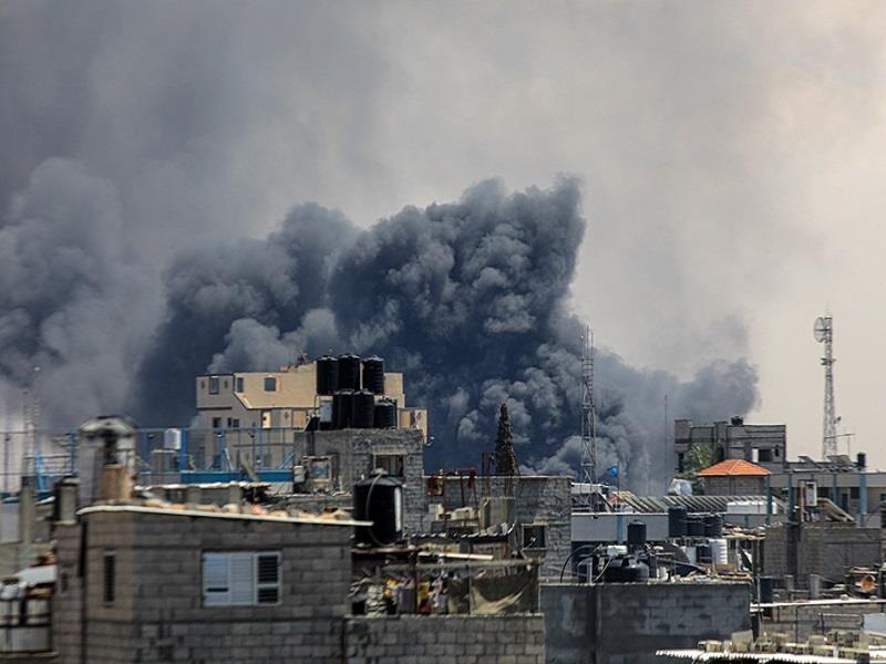 Khói bốc lên sau các cuộc không kích của Israel xuống thành phố Rafah, Dải Gaza, ngày 7/5/2024. (Ảnh: THX/TTXVN)