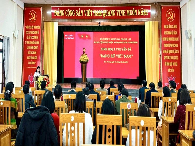 Các đại biểu tham dự tại hội trường Huyện ủy