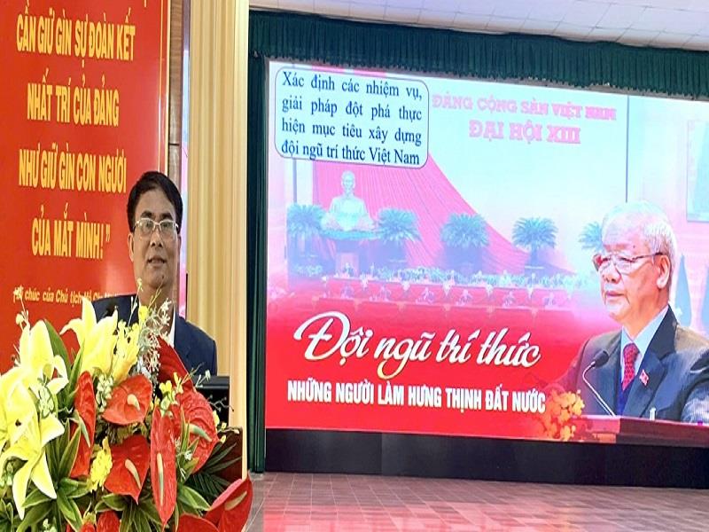 Đồng chí Ya Tiong - Phó Bí thư Thường trực Huyện ủy Lạc Dương quán triệt các chuyên đề tại lớp bồi dưỡng, tập huấn chính trị hè