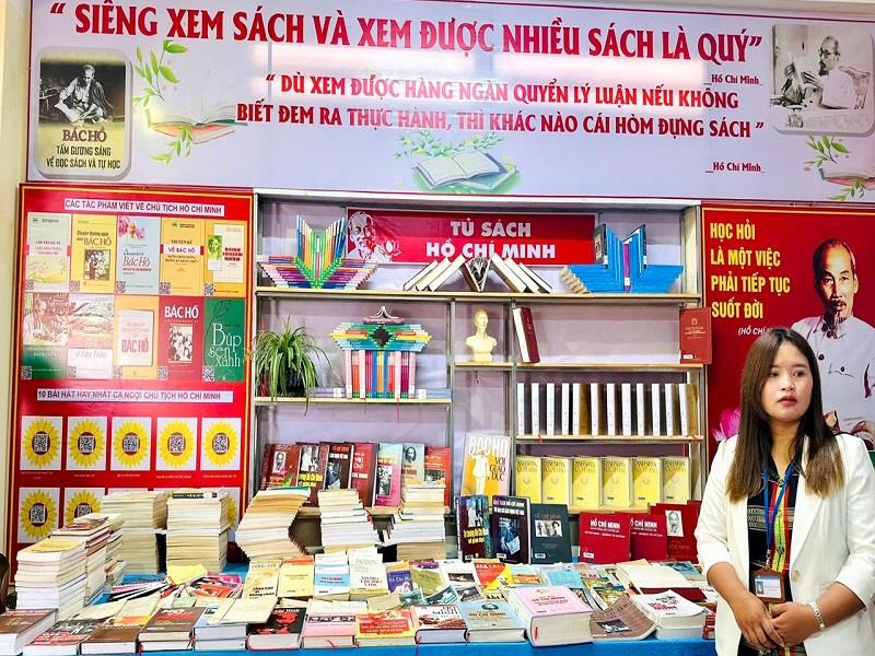Không gian trưng bày, tập hợp, lưu giữ những sách quý, tài liệu gắn liền với cuộc đời và sự nghiệp cách mạng của Bác tại “Không gian văn hóa Hồ Chí Minh” Trường THCS-THPT Đạ Sar