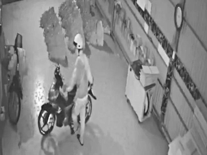Hình ảnh kẻ trộm 2 chiếc xe máy của người dân. Ảnh cắt từ camera của gia đình ghi lại